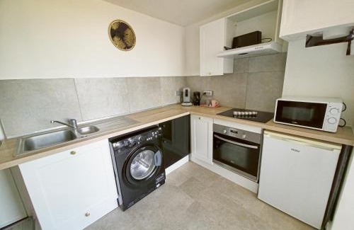 Aiguerelles Apartment | Cozy Studio Montpellier Gare St Roch - Child-Friendly Retreat