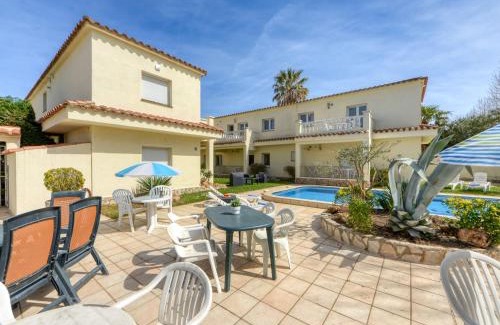 Empuriabrava Apartment | Modern Studio Muga-3 with Pool and Family-Friendly Amenities