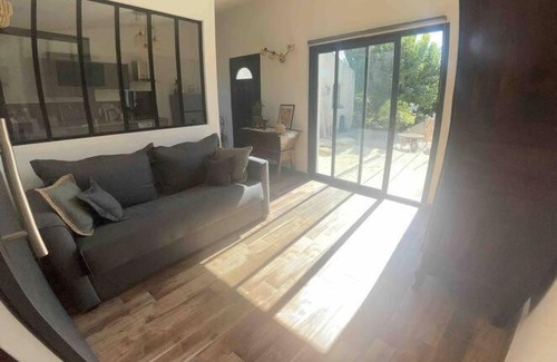 Costieres House | Oceanfront Studio Nîmes with Pool & Hot Tub Amenities