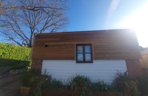 Raymonds Hill Apartment | Pet-Friendly Studio with Ensuite, Free WiFi & Garden