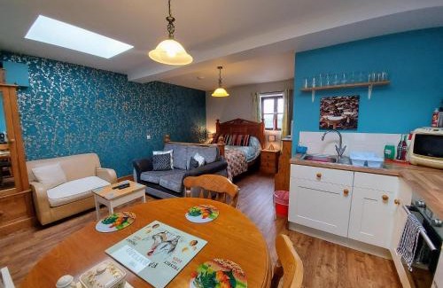 Raymonds Hill Apartment | Pet-Friendly Studio with Ensuite, Free WiFi & Garden