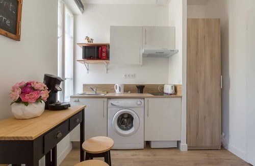 7th Arrondissement Apartment | Charming Le George Gouy-Joli Studio with Kitchen Amenities