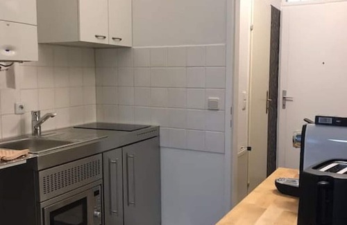 Funfhaus Apartment | Convenient Arbio I Studio Steps from Schönbrunn Gardens