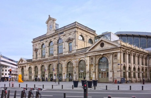 Lille Centre Ville Apartment | Convenient Studio Steps from Train Station with Spa & Breakfast