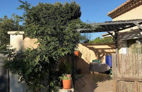 Saint-Maximin House | Quaint Studio Near Uzès with Ocean View and Kitchen