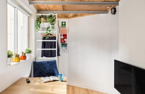 Algueirao - Mem Martins Apartment | Cozy Studio Nest: Pet-Friendly Escape Near Lisbon & Sintra