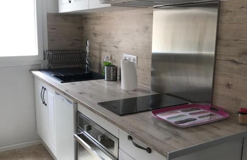 Sorgues Apartment | Modern Studio with Child-Friendly Amenities and High Rating
