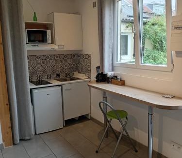 Sainte-Anne - Faubourg Noyon Apartment | Modern Studio with Shared Garden Retreat