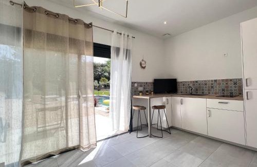 Aubais Apartment | Idyllic Studio Retreat Near Nature with Pool Access
