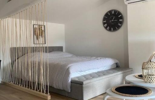 Blaye Apartment | Bright and Airy Studio with Comfort in Every Corner