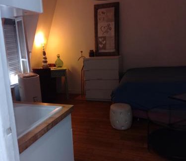 Neuilly-sur-Seine Apartment | Pet-Friendly Studio Neuilly Paris La Défense with Breakfast