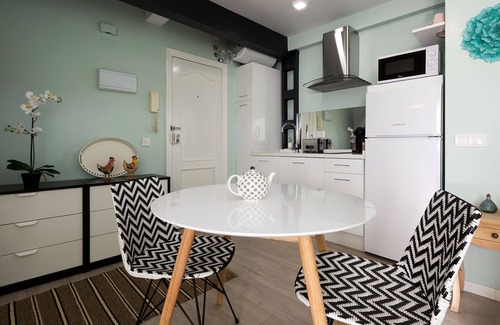 San Bartolome Apartment | Convenient Studio Near Santa Cruz with Spa and Kitchen