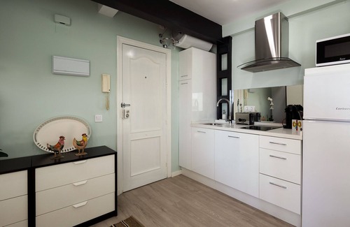 San Bartolome Apartment | Convenient Studio Near Santa Cruz with Spa and Kitchen