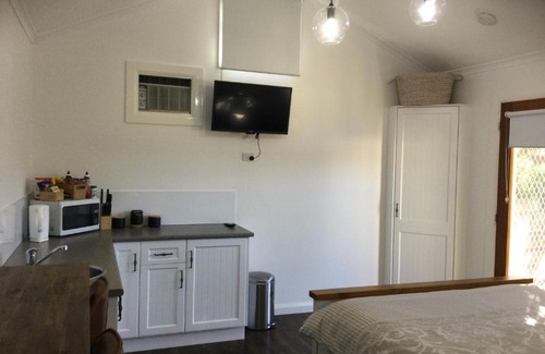 West Tamworth House | Exceptional Studio on Denne with Hot Tub & Family Amenities