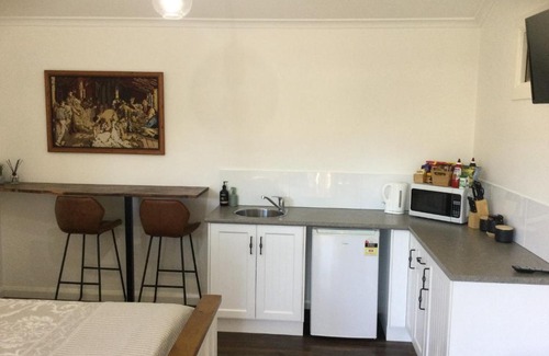 West Tamworth House | Exceptional Studio on Denne with Hot Tub & Family Amenities