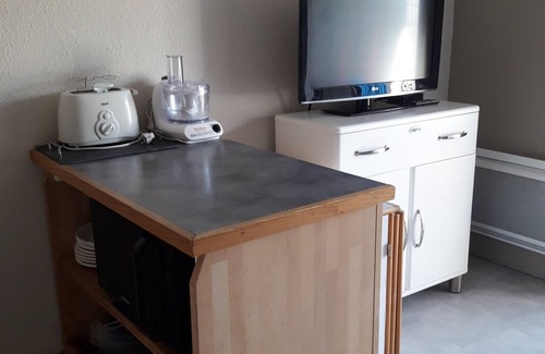 Saint-Cyr-sur-Mer Apartment | Garden Level Studio with Oceanfront Views & Pet-Friendly Perks