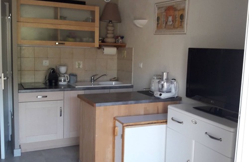 Saint-Cyr-sur-Mer Apartment | Garden Level Studio with Oceanfront Views & Pet-Friendly Perks