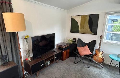Newstead Apartment | Discover Guesthouse on Oakview with Jukebox Fun