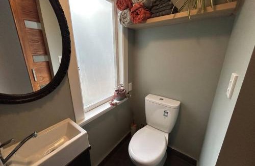Newstead Apartment | Discover Guesthouse on Oakview with Jukebox Fun