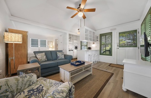 Seaside House | Beachside Studio with Pool, Kitchen & a 9.8 Guest Rating