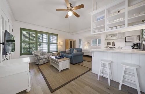 Seaside House | Beachside Studio with Pool, Kitchen & a 9.8 Guest Rating