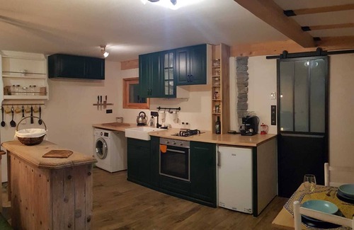 Bramans Apartment | Cozy Studio Retreat by the Forest – Perfect for Couples