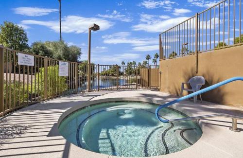 Las Casitas del Sur Apartment | Relaxing Studio on the Lake with Pool and Hot Tub