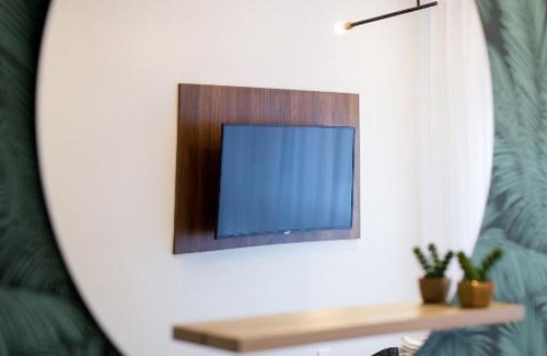 Little Italy Apartment | Cozy Studio Palms Near Jean-Talon Market with Full Bath