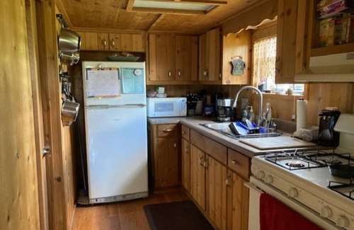 Hector Apartment | Cozy Studio Park Model Cabin in Wine Country Retreat