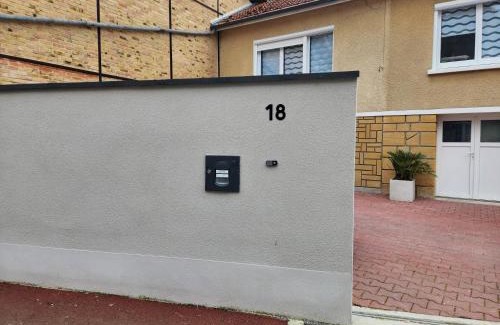 Warmeriville Apartment | Cozy Studio Retreat - Guest Rated 8.9/10 for Comfort