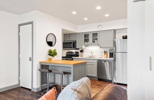 Astrodome Apartment | Modern Studio with Pool, Gym, and Fast Wifi Access