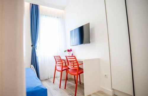 Stari Banovci Apartment | Vibrant Studio Pop Art: Guest Rated 9.8, Child Friendly