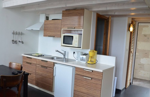 La Flotte Apartment | Pet-Friendly Studio with Ocean View and Wet Room