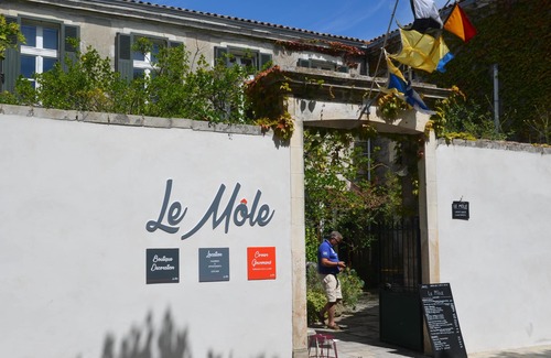 La Flotte Apartment | Pet-Friendly Studio with Ocean View and Wet Room