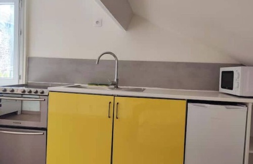 La Courneuve Apartment | Cozy Studio for Couples with Kitchen & Pet-Friendly Stay