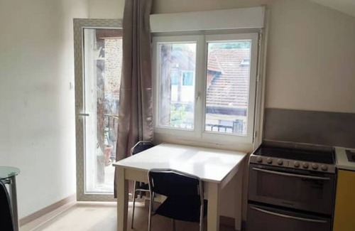 La Courneuve Apartment | Cozy Studio for Couples with Kitchen & Pet-Friendly Stay