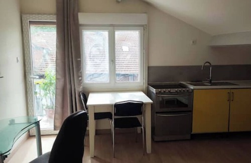 La Courneuve Apartment | Cozy Studio for Couples with Kitchen & Pet-Friendly Stay
