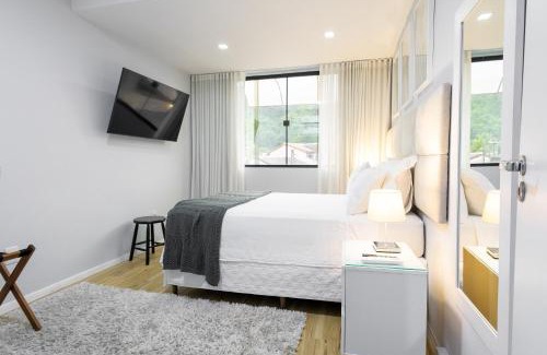 Praia do Jardim Apartment | Oceanfront Studio Praia do Jardim with Private Beach Access