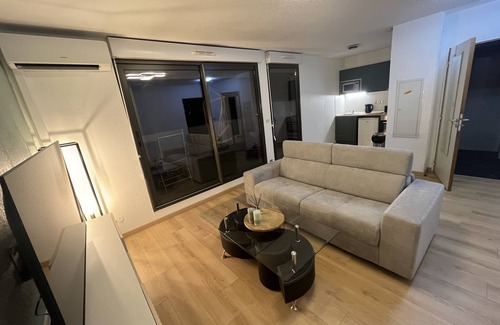 Lattes Apartment | Relaxing Studio Pres D'arenes with Jacuzzi & Family-Friendly