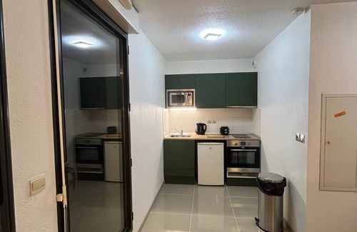 Lattes Apartment | Relaxing Studio Pres D'arenes with Jacuzzi & Family-Friendly