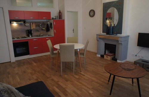 Bourg-les-Valence Apartment | Cozy Studio with Private Bathroom at Les Clercs Hotel