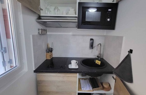 Vernon Apartment | Cozy Studio Near Vernon Giverny with Kitchen & Family-Friendly