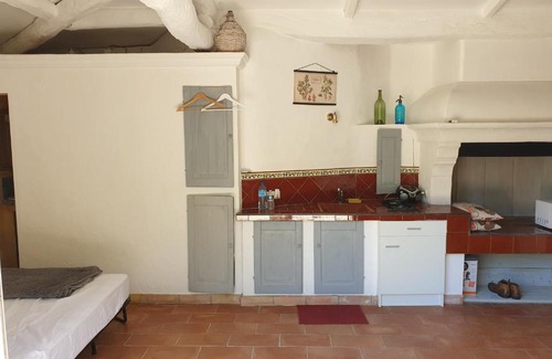 Draguignan Apartment | Inviting Studio Provençal - Family-Friendly Retreat Awaits