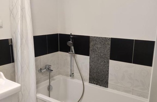 Fabryczna Apartment | Ideal Studio by Fashion Outlet with Family-Friendly Amenities