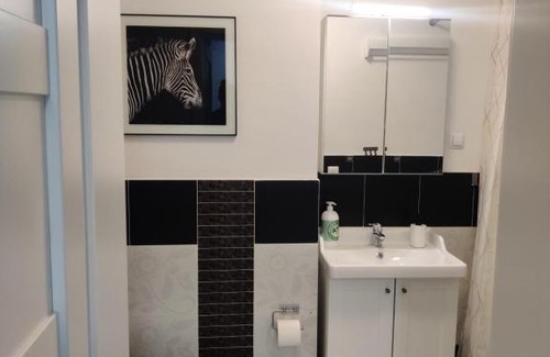 Fabryczna Apartment | Ideal Studio by Fashion Outlet with Family-Friendly Amenities