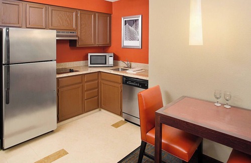 Livonia Hotel | Studio Queen Room at Residence Inn Detroit Livonia - Pets Are Welcome!