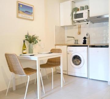 Saint-Mandrier-sur-Mer Apartment | Oceanfront Studio Le Provençal Near the Beach, Rated 9.5