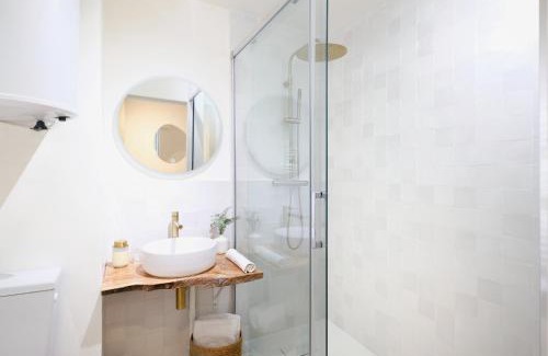 Saint-Mandrier-sur-Mer Apartment | Oceanfront Studio Le Provençal Near the Beach, Rated 9.5