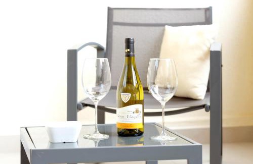 Saint-Mandrier-sur-Mer Apartment | Oceanfront Studio Le Provençal Near the Beach, Rated 9.5