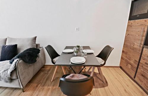 Noes Apartment | Cozy Studio in the Heart of the City - Pet Friendly & Pool